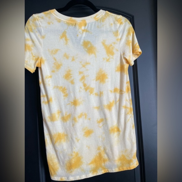 PINK V-neck shirt- yellow - Picture 2 of 4